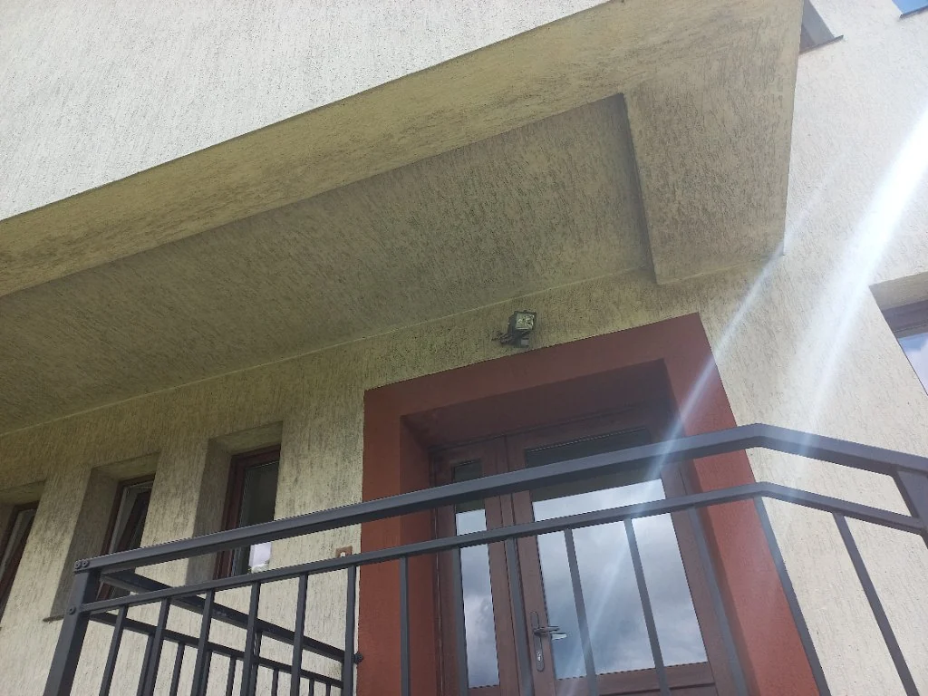 Oświetlenie zewnętrzne z czujką ruchu nad wejściem — Piasek, koło Pszczyny